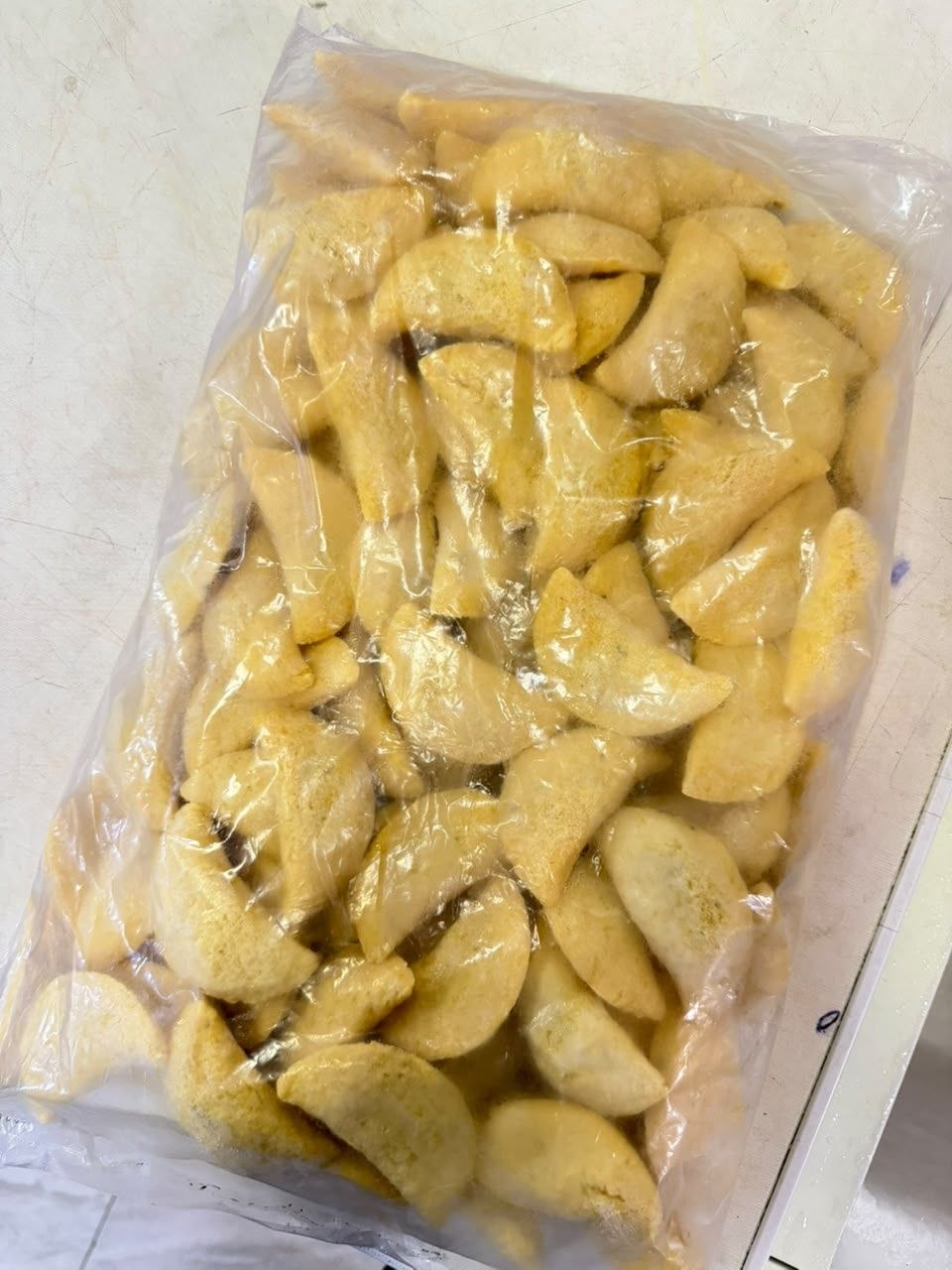 Paquete congelado de empanadas cocteleras de carne por 100 unidades