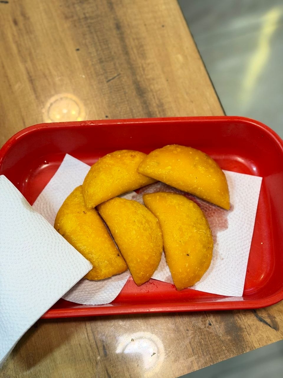 Bandeja de empanadas cocteleras de carne fritas para eventos