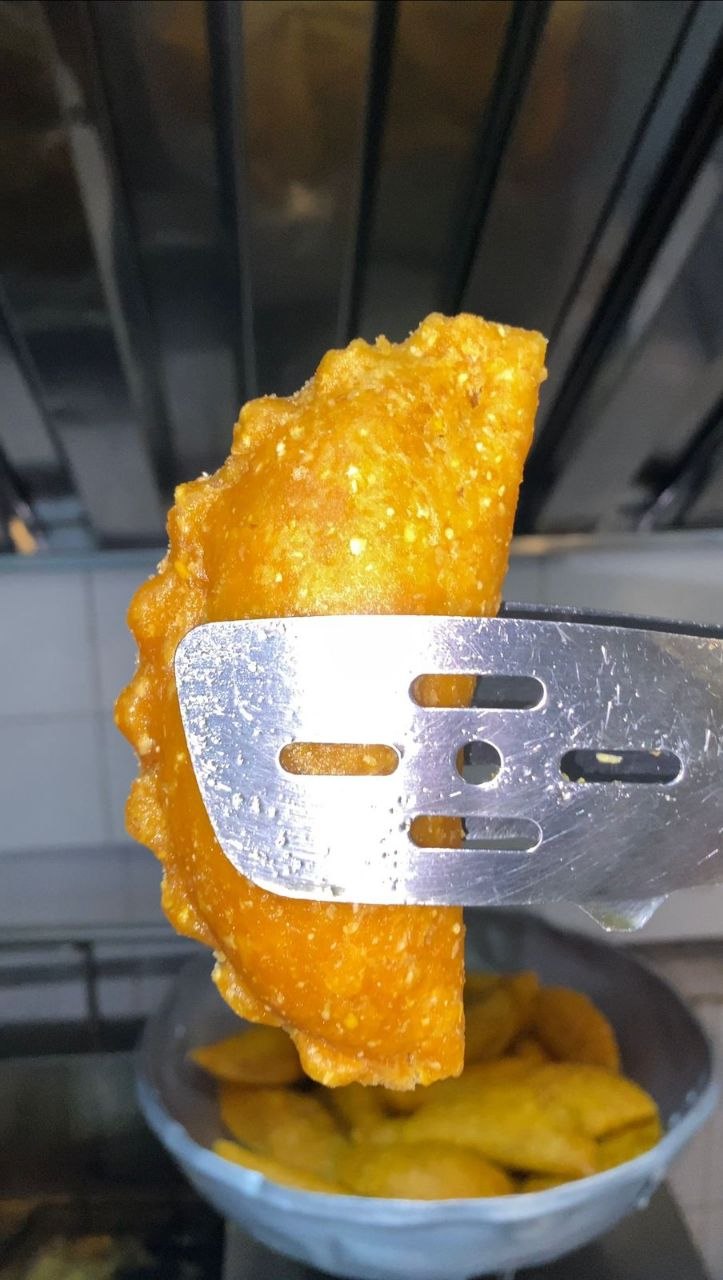 Empanada recién hecha sobre espátula