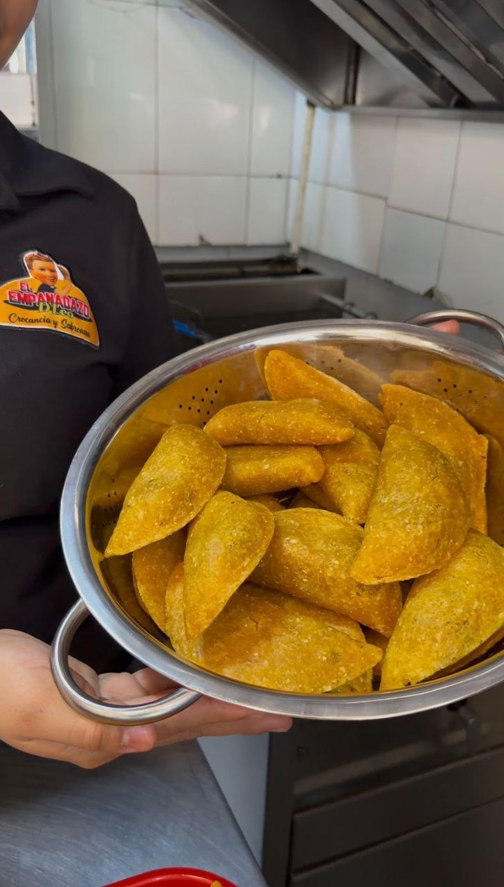 Empanadas doradas en bandeja