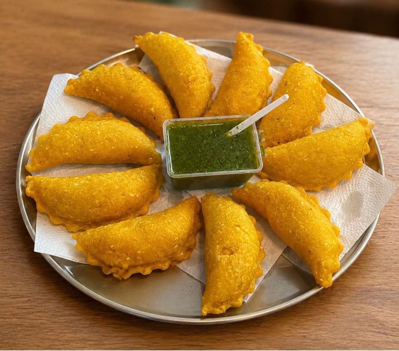 Empanada frita de pollo lista para comer